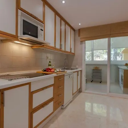 아파트 Superb Front Line Location With Heated Pool 마르베야