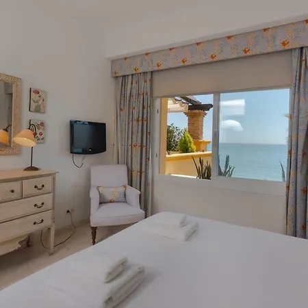 Superb Front Line Location With Heated Pool דירה