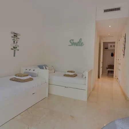 아파트 Superb Front Line Location With Heated Pool 마르베야