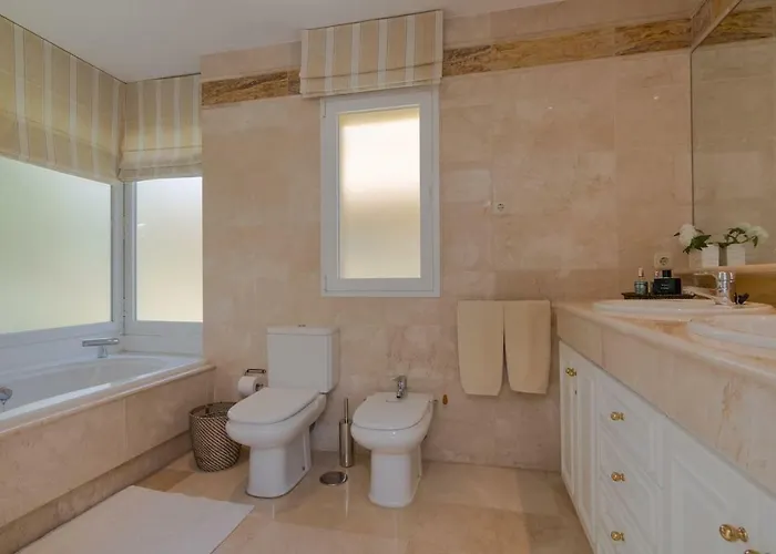Superb Front Line Location With Heated Pool Apartament Marbella